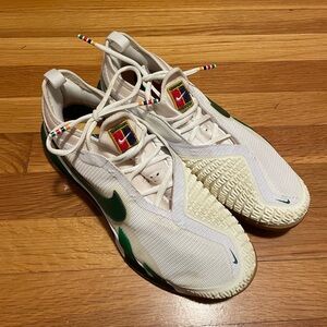 Nike React Vapor NXT HC Tennis Shoe Sneaker in white/gorge green